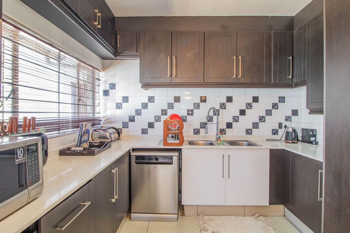 Spacious Family Home with Flatlet & Excellent Security – A Must See! - Photo 4