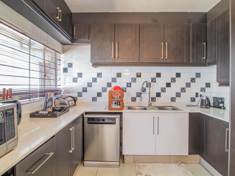 Spacious Family Home with Flatlet & Excellent Security – A Must See! - Photo 4