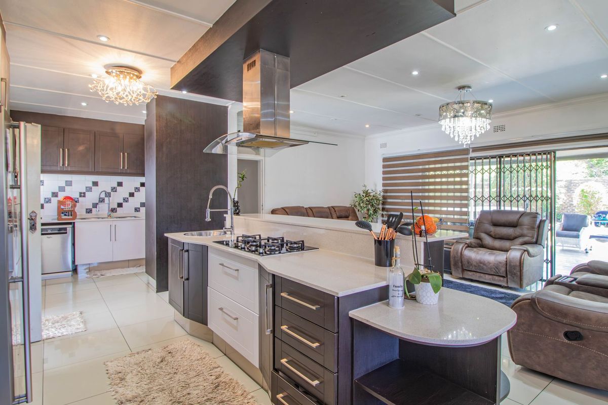 Spacious Family Home with Flatlet & Excellent Security – A Must See! - Photo 5