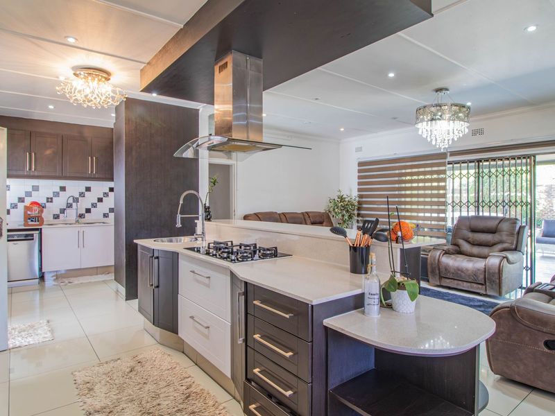 Spacious Family Home with Flatlet & Excellent Security – A Must See! - Photo 5