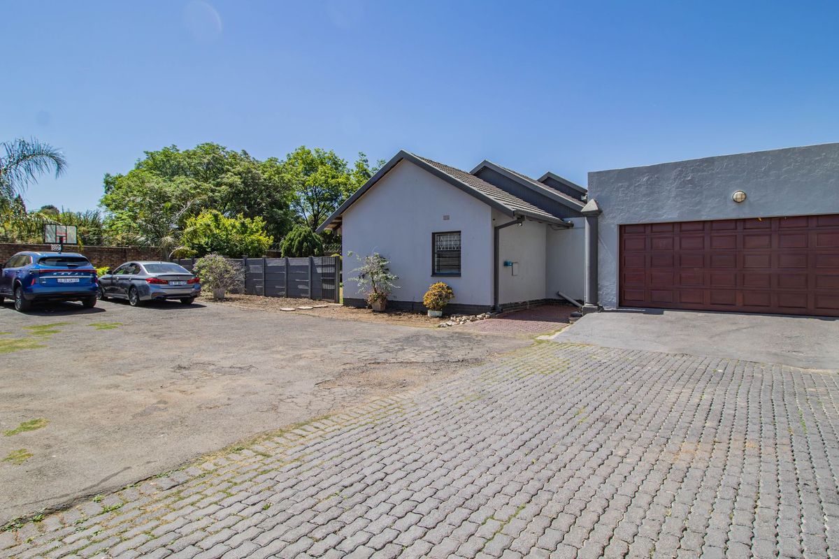 Spacious Family Home with Flatlet & Excellent Security – A Must See! - Photo 2