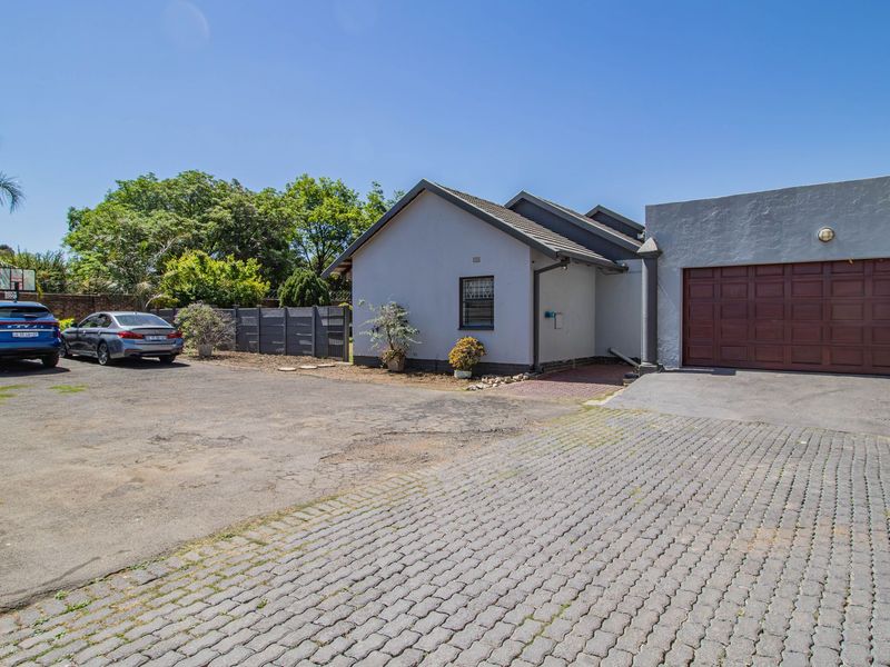 Spacious Family Home with Flatlet & Excellent Security – A Must See! - Photo 2