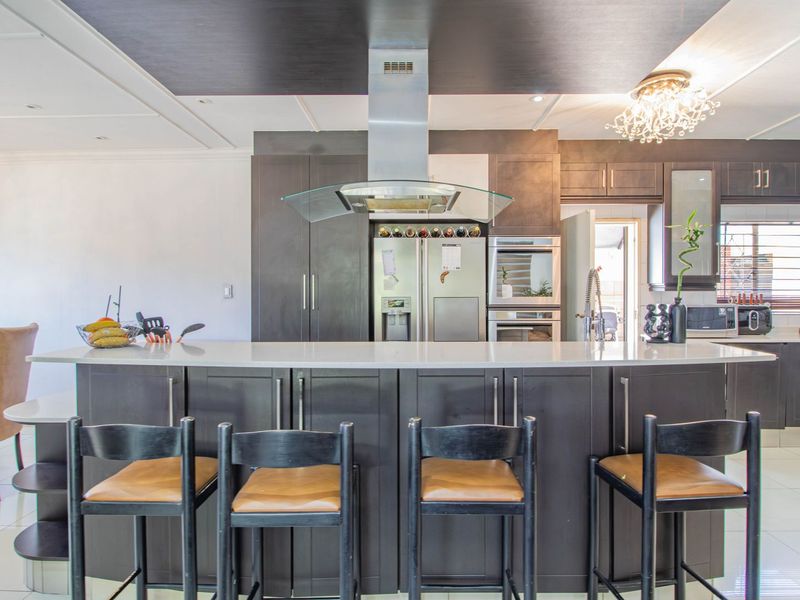 Spacious Family Home with Flatlet & Excellent Security – A Must See! - Photo 10