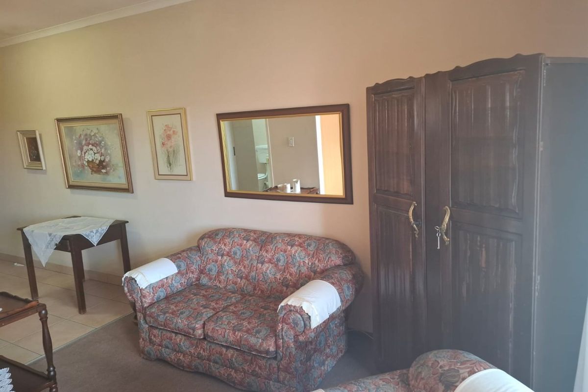 Secure 1 bedroom unit in luxury secure retirement village.  - Photo 4