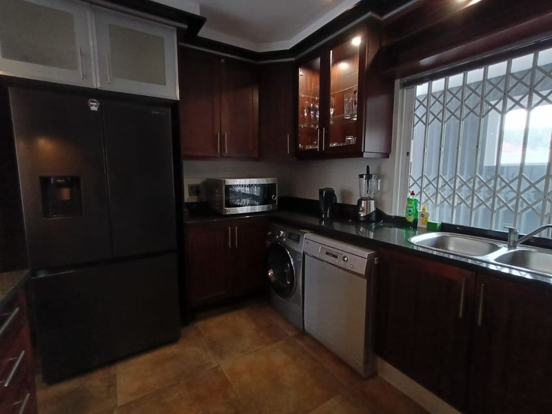 To let in Umhlanga, furnished 3 bedroom townhouse with breaker views. - Photo 9