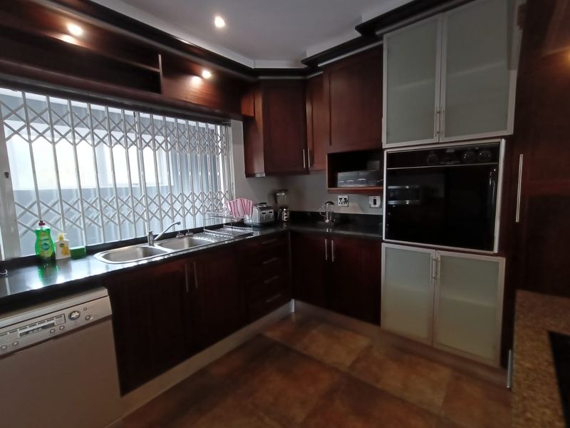 To let in Umhlanga, furnished 3 bedroom townhouse with breaker views. - Photo 10