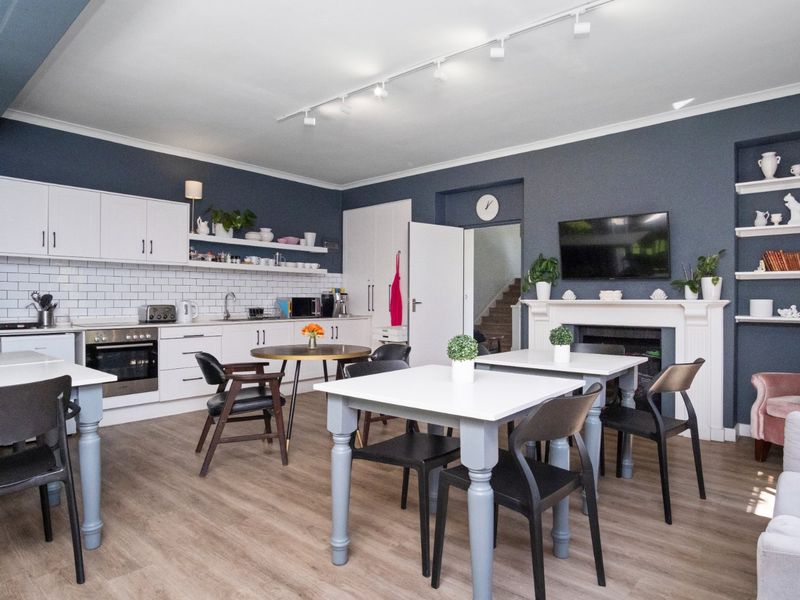 Prime location opposite Newlands Cricket Stadium - Photo 10