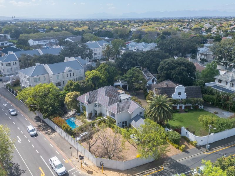 Prime location opposite Newlands Cricket Stadium - Photo 2