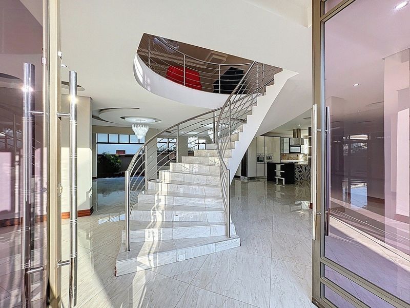 ULTRA-MODERN MASTERPIECE FOR SALE IN LOMBARDY ESTATE - NEWLY RENOVATED WITH BOREHOLE - Photo 4