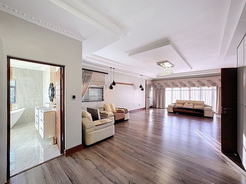ULTRA-MODERN MASTERPIECE FOR SALE IN LOMBARDY ESTATE - NEWLY RENOVATED WITH BOREHOLE - Photo 8