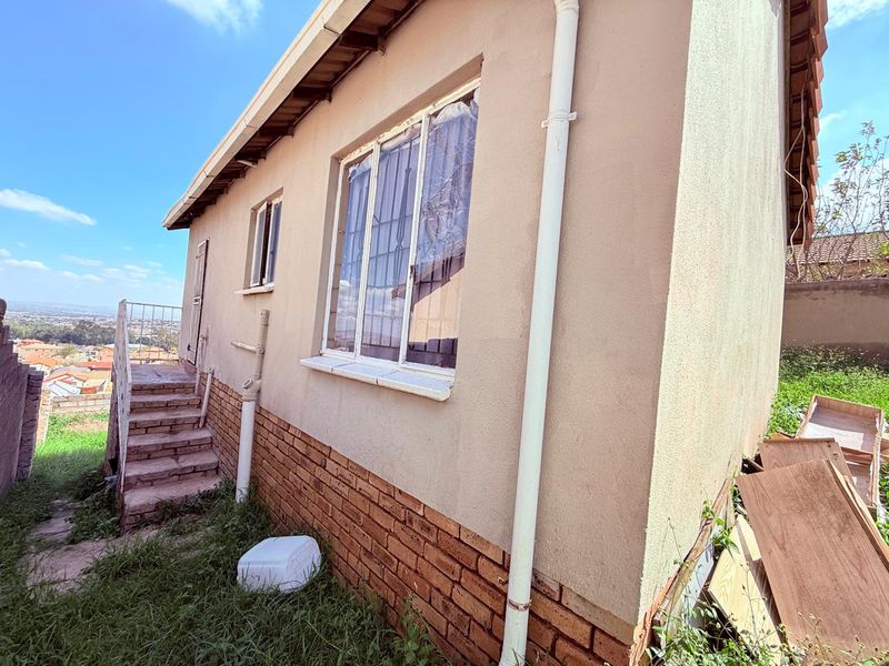 2 Bedroom House for Sale with Great View Perfect for Investors.  - Photo 5