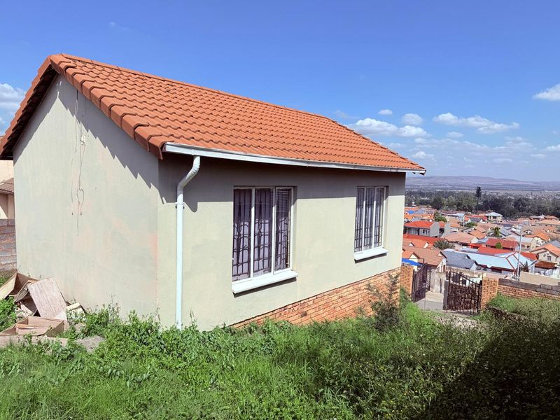 2 Bedroom House for Sale with Great View Perfect for Investors.  - Photo 6