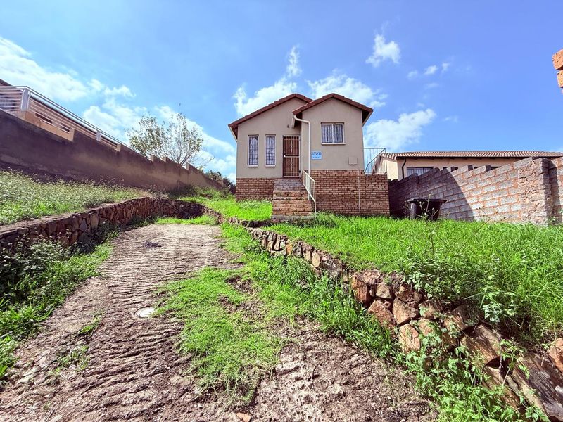 2 Bedroom House for Sale with Great View Perfect for Investors.  - Photo 2