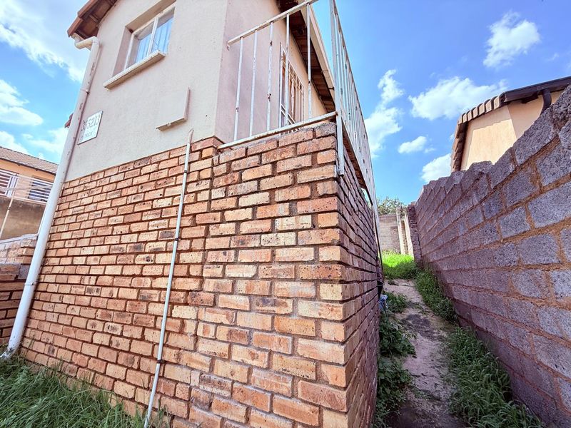 2 Bedroom House for Sale with Great View Perfect for Investors.  - Photo 3