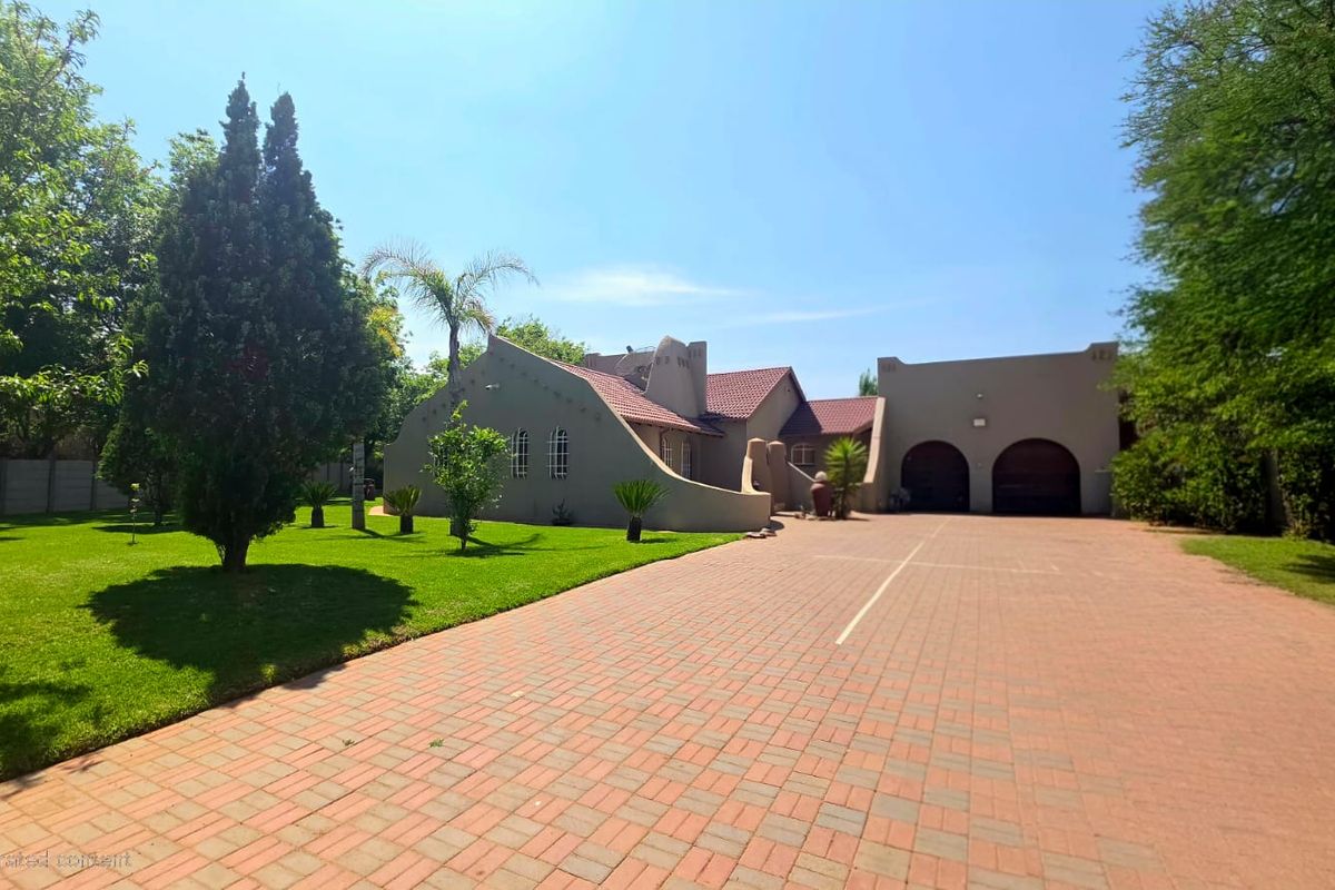 5 Bedroom and 3 Bathroom Elegant Family Home with Flat, Entertainment Area & Garden Paradise - Photo 4