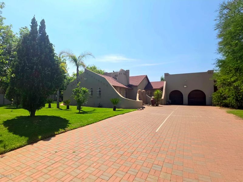 5 Bedroom and 3 Bathroom Elegant Family Home with Flat, Entertainment Area & Garden Paradise - Photo 4