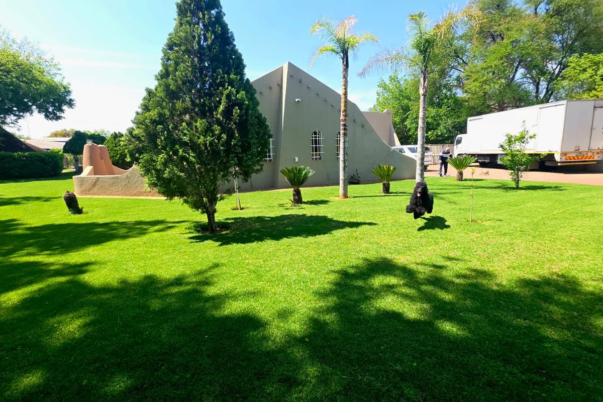 5 Bedroom and 3 Bathroom Elegant Family Home with Flat, Entertainment Area & Garden Paradise - Photo 3