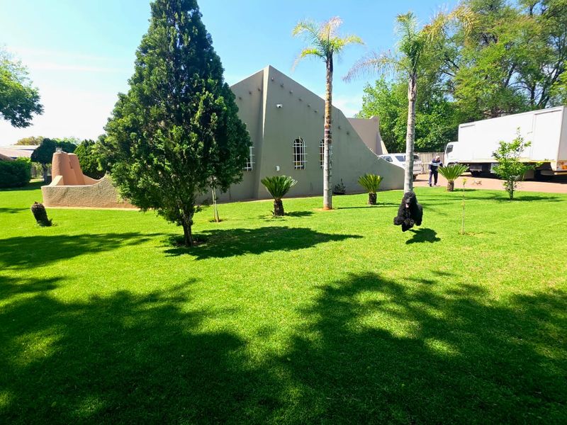 5 Bedroom and 3 Bathroom Elegant Family Home with Flat, Entertainment Area & Garden Paradise - Photo 3