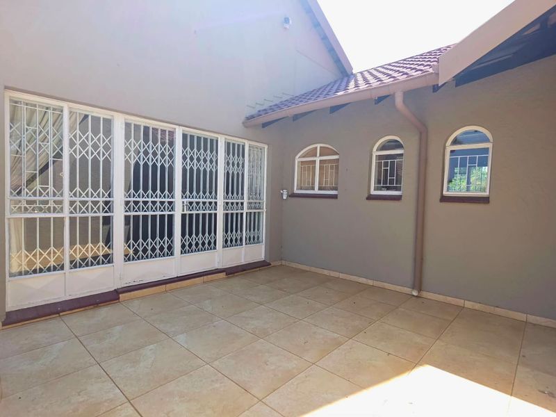5 Bedroom and 3 Bathroom Elegant Family Home with Flat, Entertainment Area & Garden Paradise - Photo 10