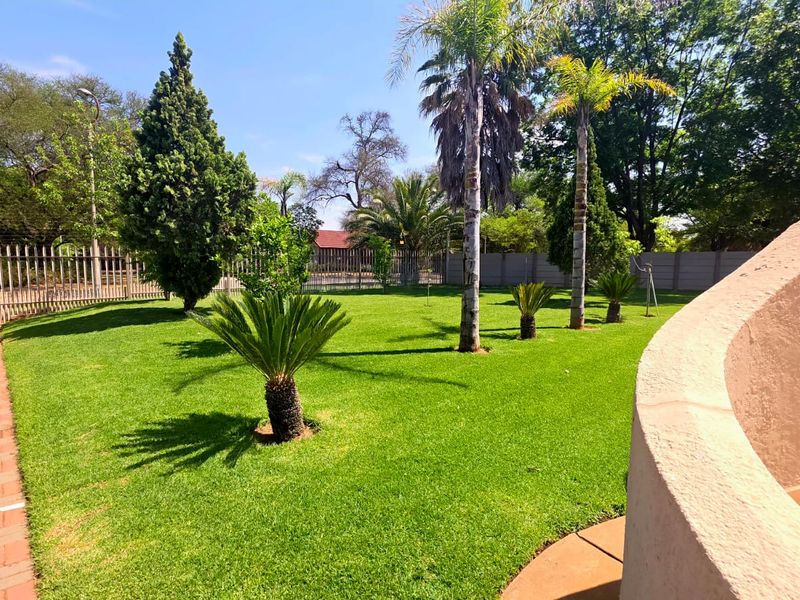 5 Bedroom and 3 Bathroom Elegant Family Home with Flat, Entertainment Area & Garden Paradise - Photo 9