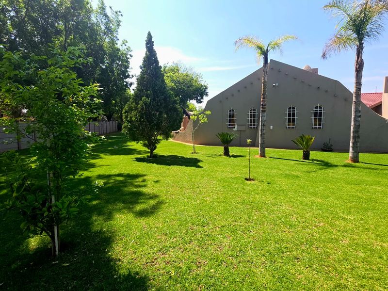 5 Bedroom and 3 Bathroom Elegant Family Home with Flat, Entertainment Area & Garden Paradise - Photo 7
