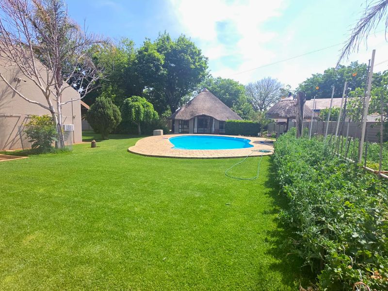5 Bedroom and 3 Bathroom Elegant Family Home with Flat, Entertainment Area & Garden Paradise - Photo 8