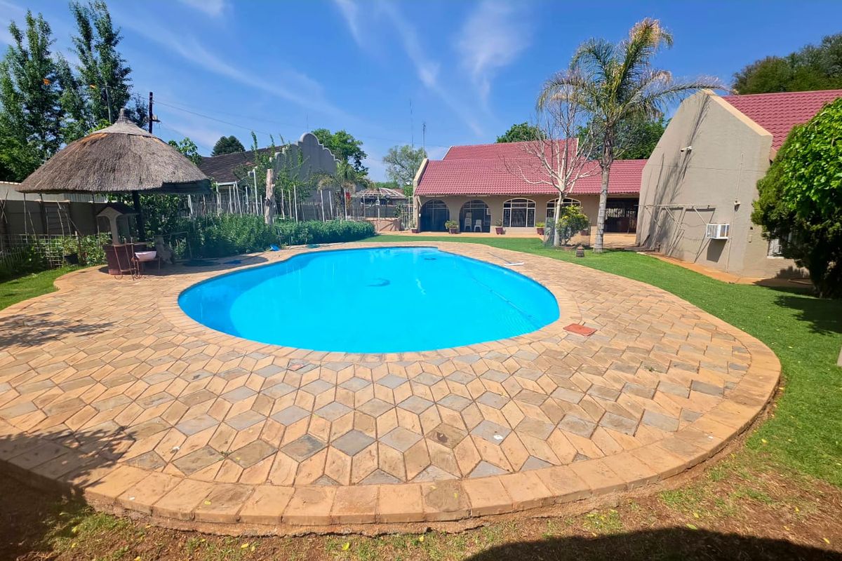 5 Bedroom and 3 Bathroom Elegant Family Home with Flat, Entertainment Area & Garden Paradise - Photo 5
