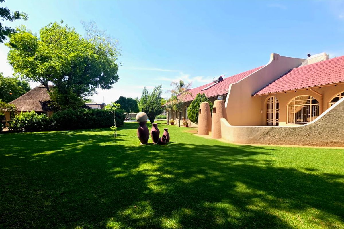 5 Bedroom and 3 Bathroom Elegant Family Home with Flat, Entertainment Area & Garden Paradise - Photo 2