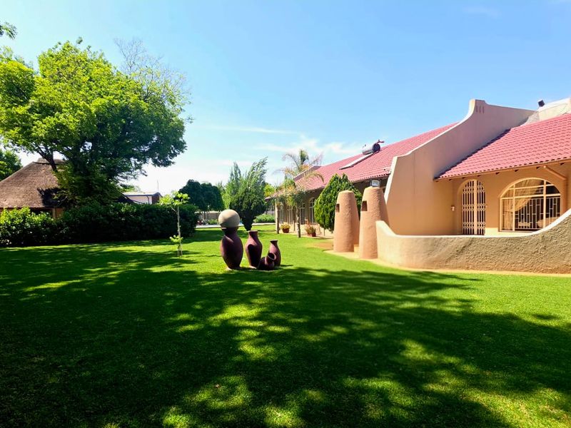 5 Bedroom and 3 Bathroom Elegant Family Home with Flat, Entertainment Area & Garden Paradise - Photo 2