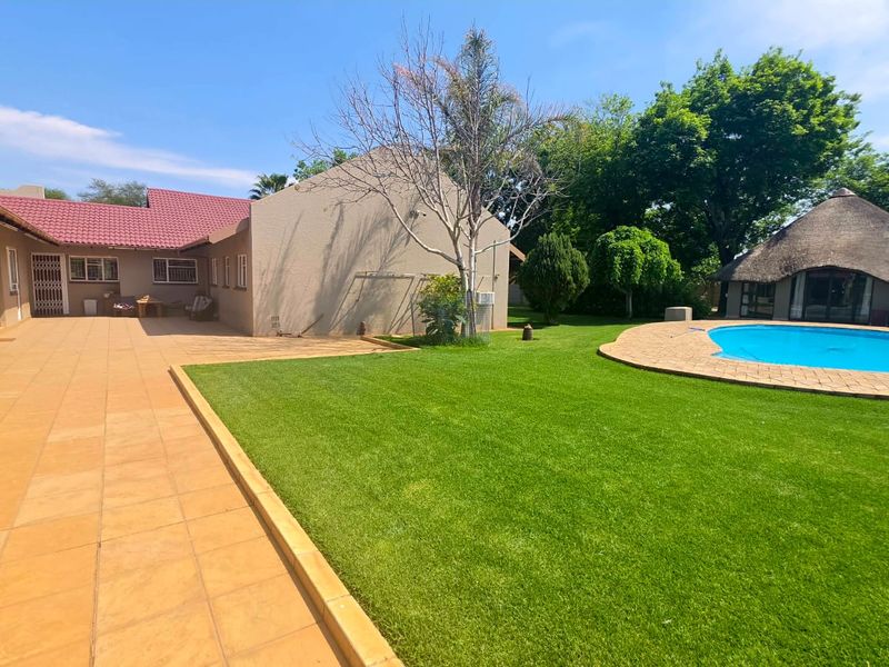 5 Bedroom and 3 Bathroom Elegant Family Home with Flat, Entertainment Area & Garden Paradise - Photo 1