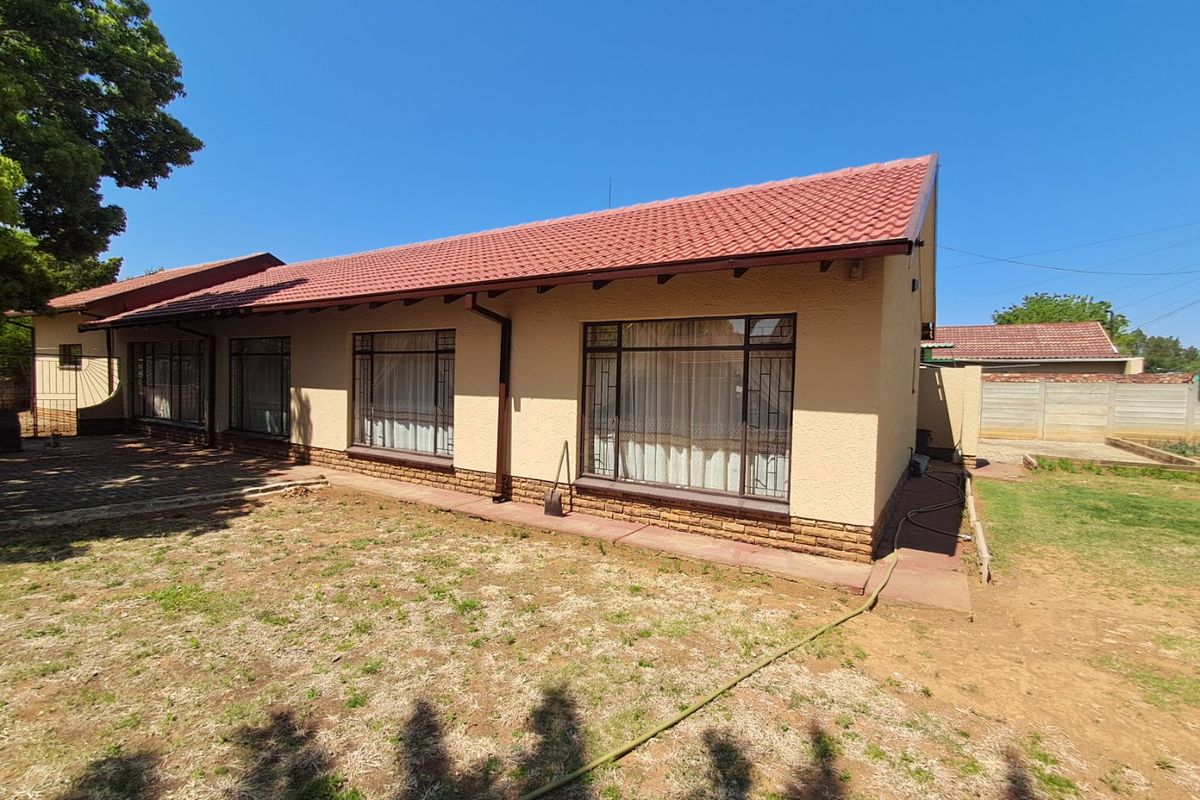 3 Bedroom House in Meiringspark  - Photo 5