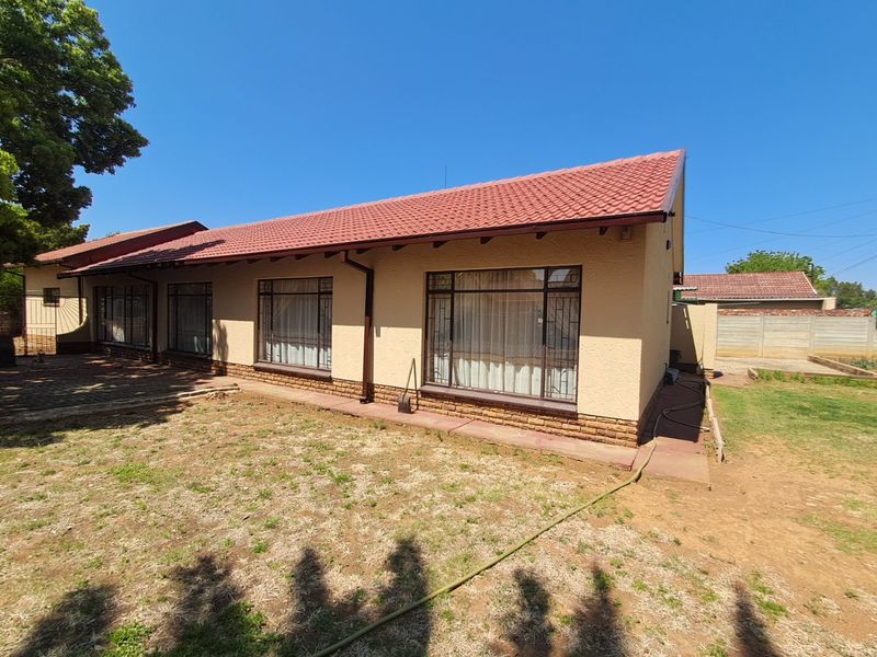 3 Bedroom House in Meiringspark  - Photo 5