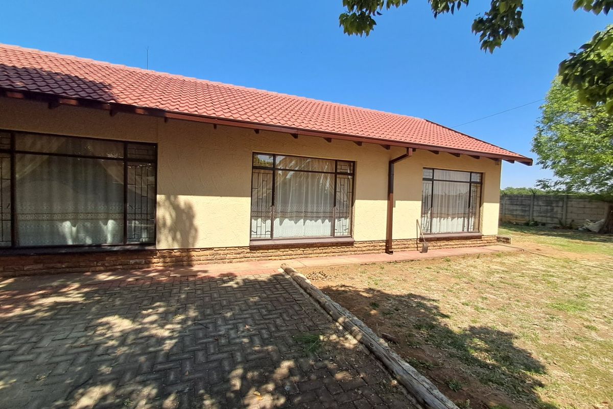 3 Bedroom House in Meiringspark  - Photo 4