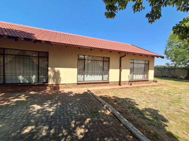 3 Bedroom House in Meiringspark  - Photo 4