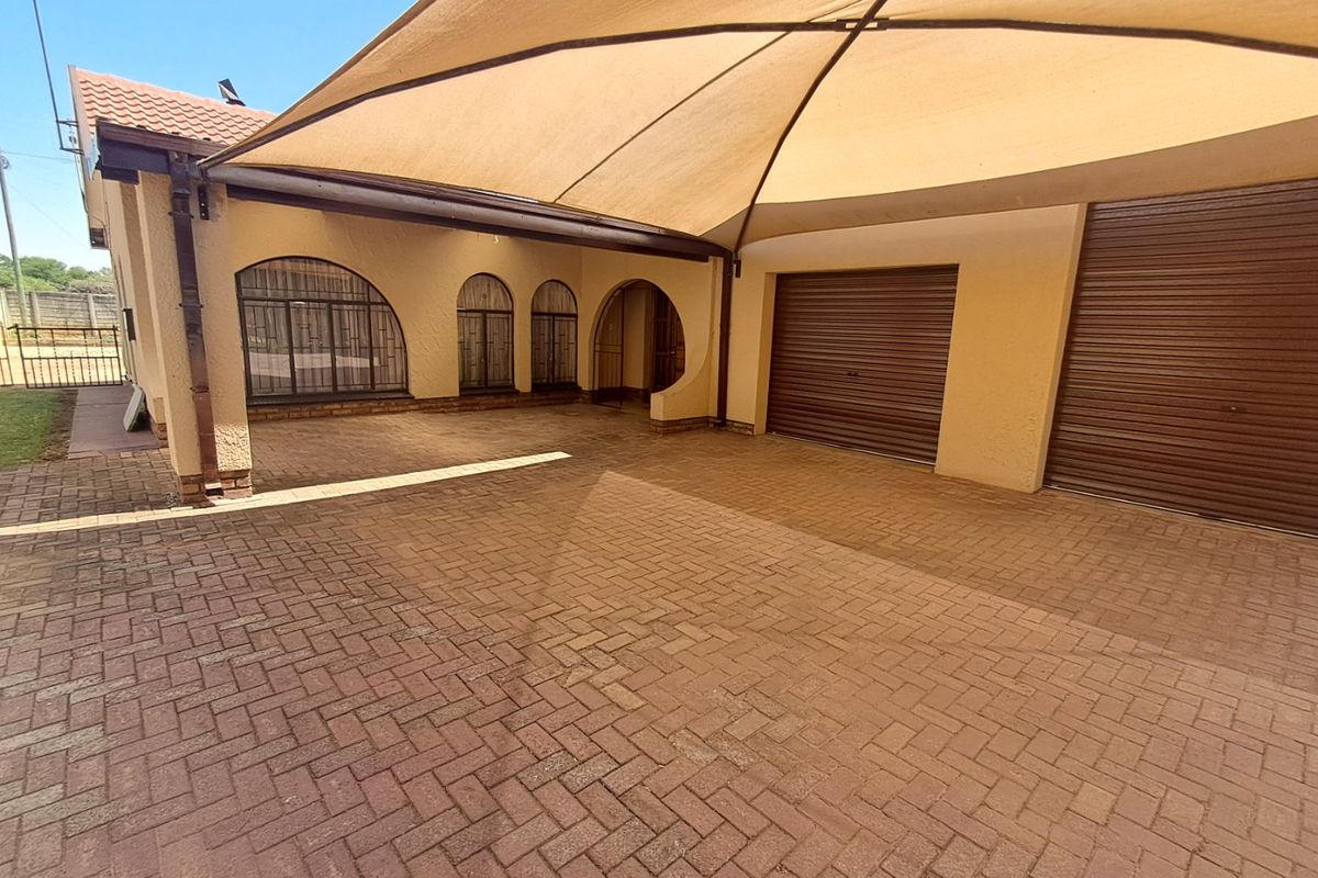 3 Bedroom House in Meiringspark  - Photo 2