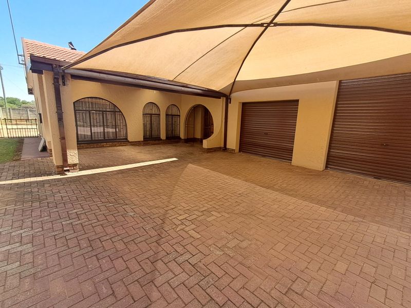 3 Bedroom House in Meiringspark  - Photo 2