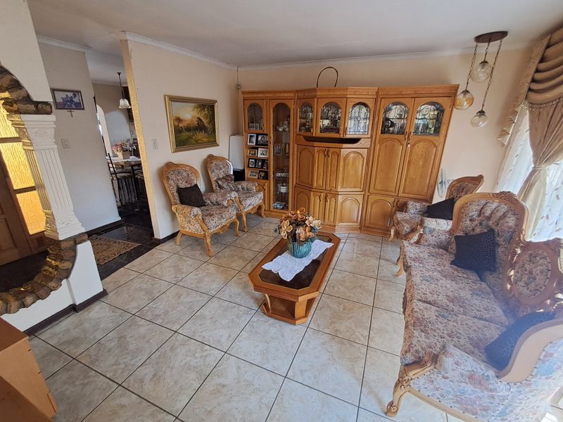 3 Bedroom House in Meiringspark  - Photo 9