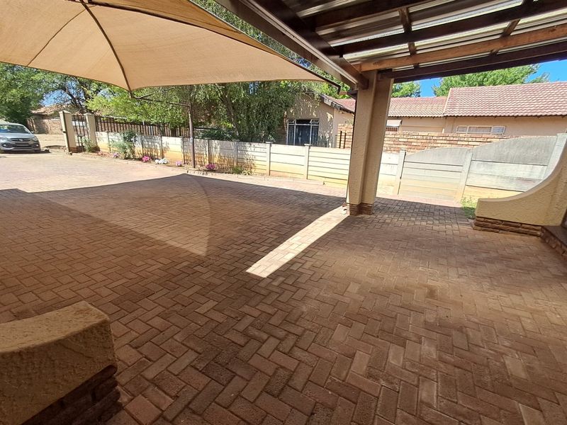 3 Bedroom House in Meiringspark  - Photo 8