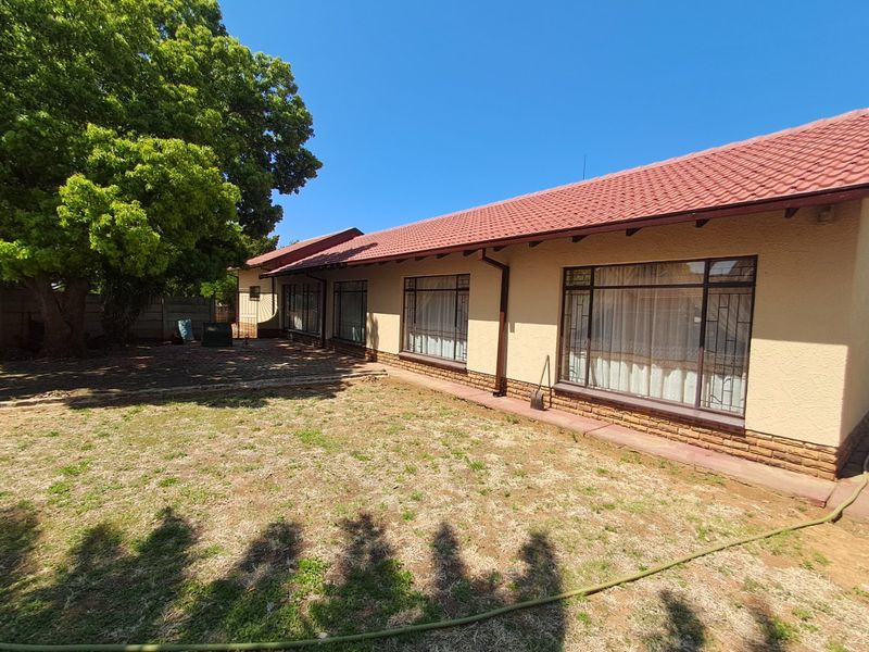 3 Bedroom House in Meiringspark  - Photo 6