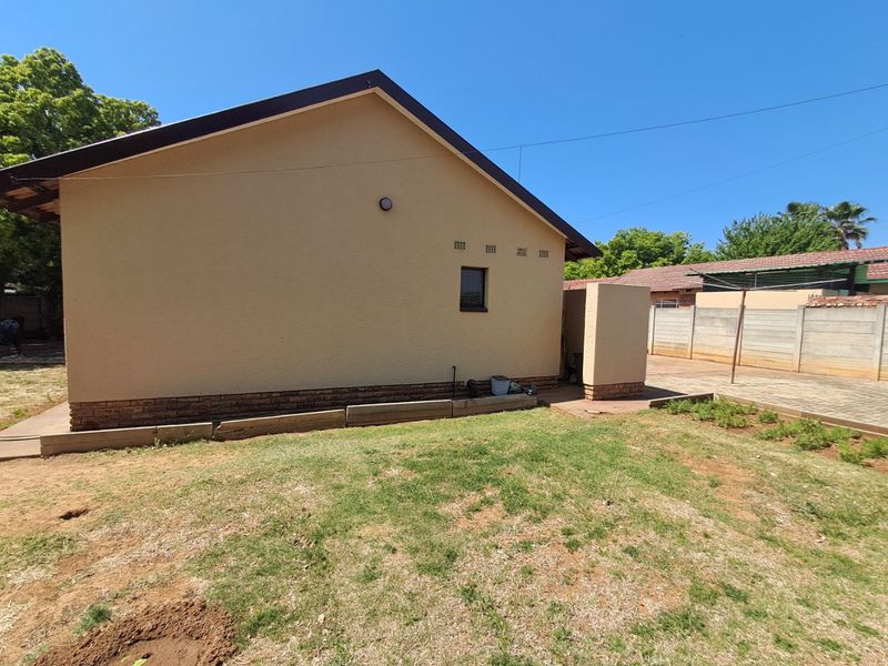 3 Bedroom House in Meiringspark  - Photo 7