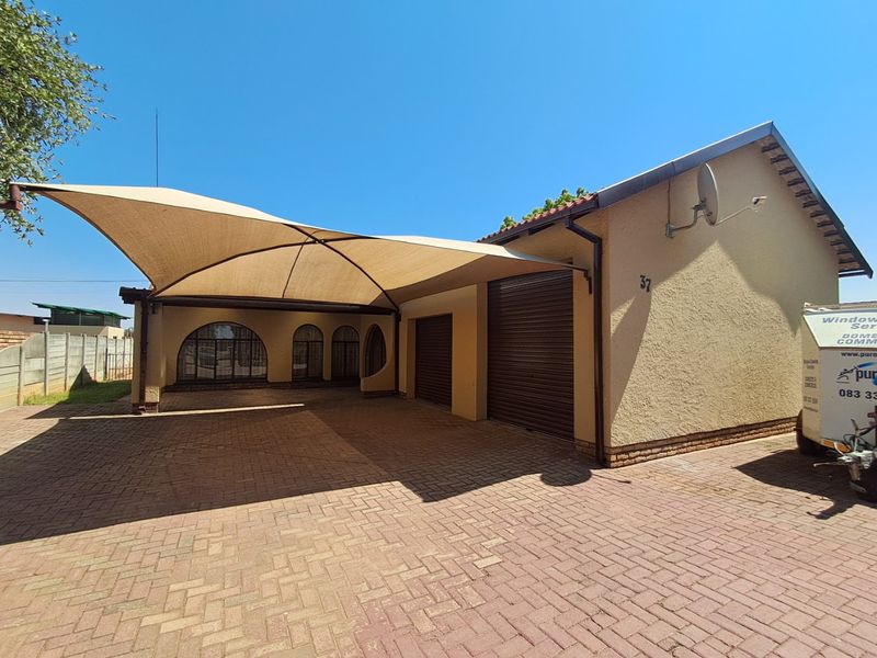 3 Bedroom House in Meiringspark  - Photo 1