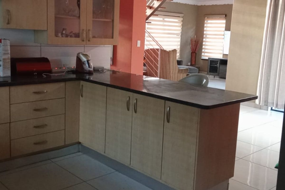 4 Bedroom House for Sale in Blue Hills - Photo 4