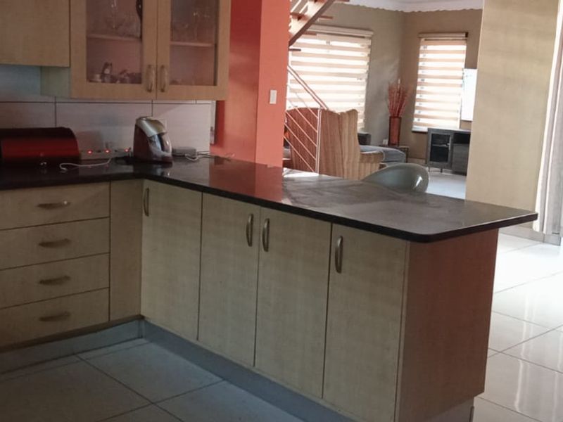 4 Bedroom House for Sale in Blue Hills - Photo 4