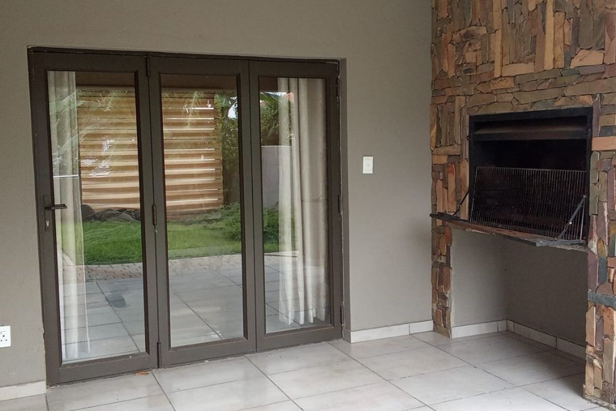 4 Bedroom House for Sale in Blue Hills - Photo 3