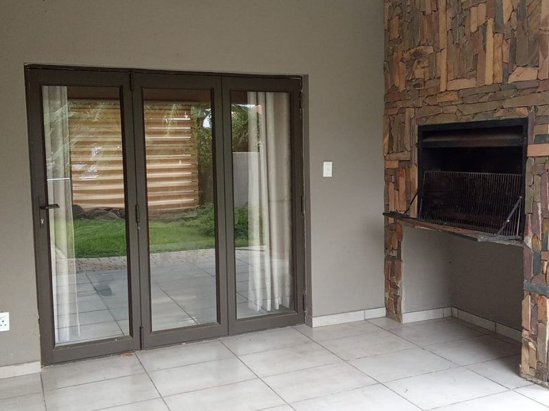 4 Bedroom House for Sale in Blue Hills - Photo 3