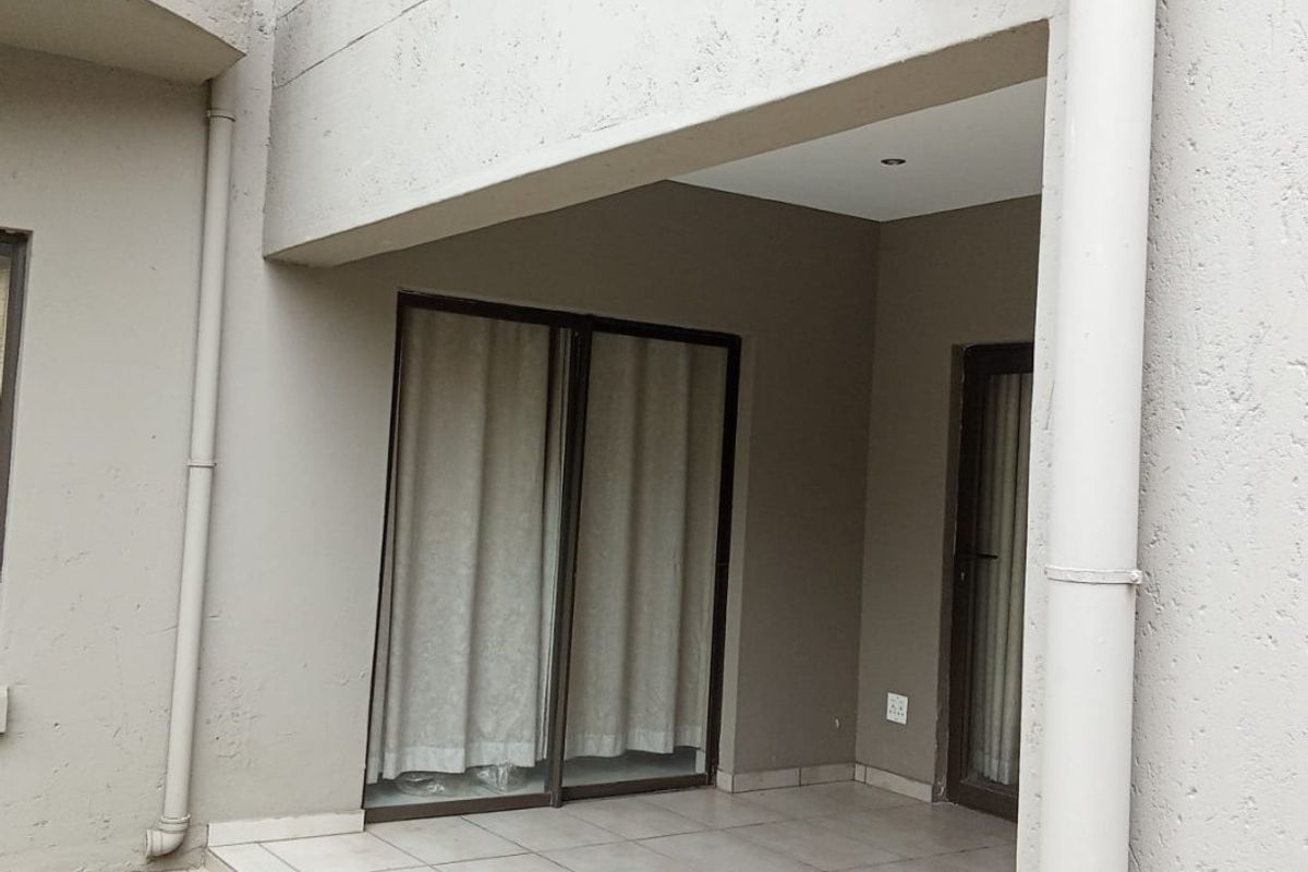 4 Bedroom House for Sale in Blue Hills - Photo 2