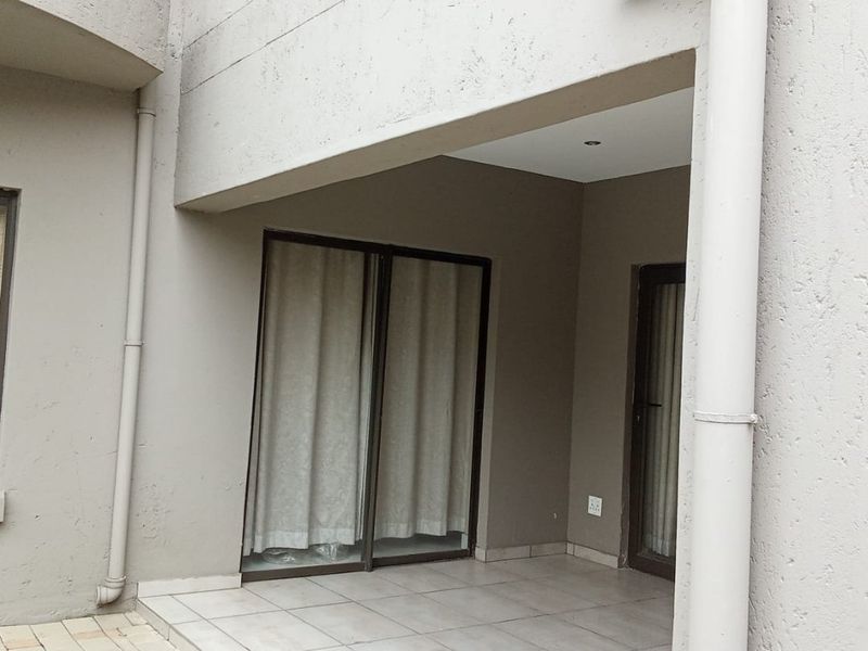 4 Bedroom House for Sale in Blue Hills - Photo 2