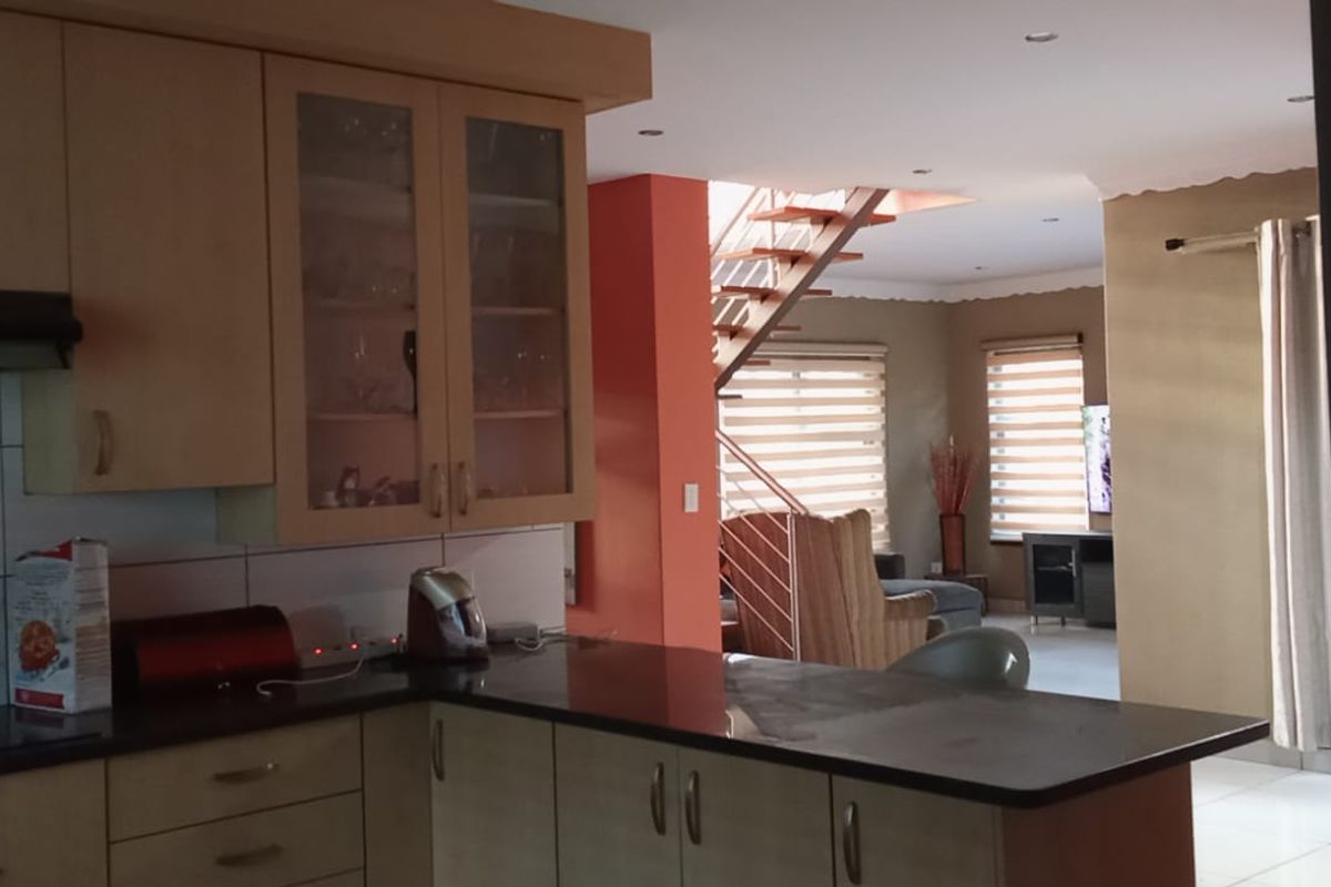 4 Bedroom House for Sale in Blue Hills - Photo 5