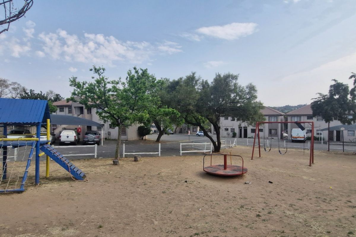 North - Facing Upstairs 2 Bedroom 1 Bathroom Balcony Townhouse  - Photo 3