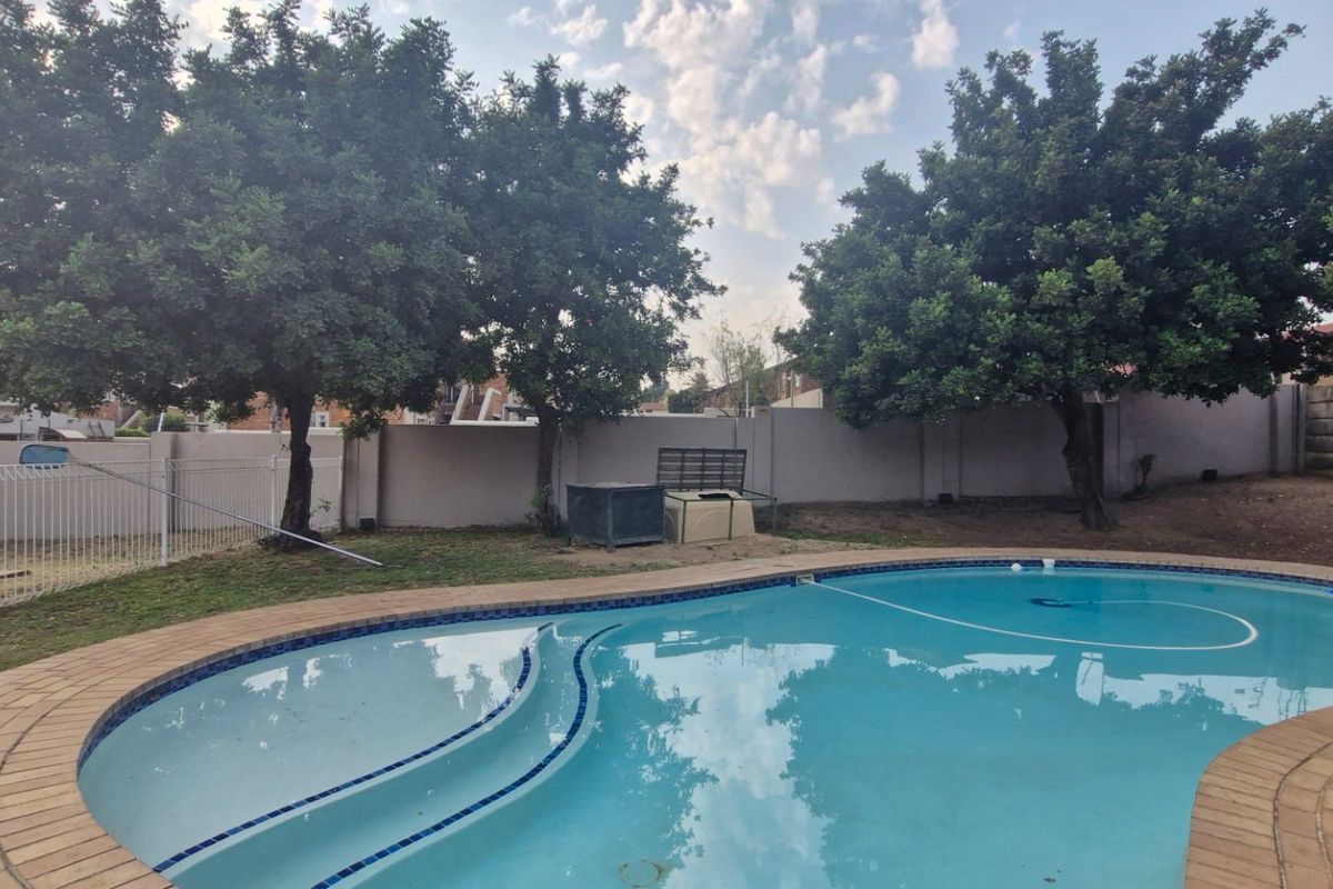 North - Facing Upstairs 2 Bedroom 1 Bathroom Balcony Townhouse  - Photo 2